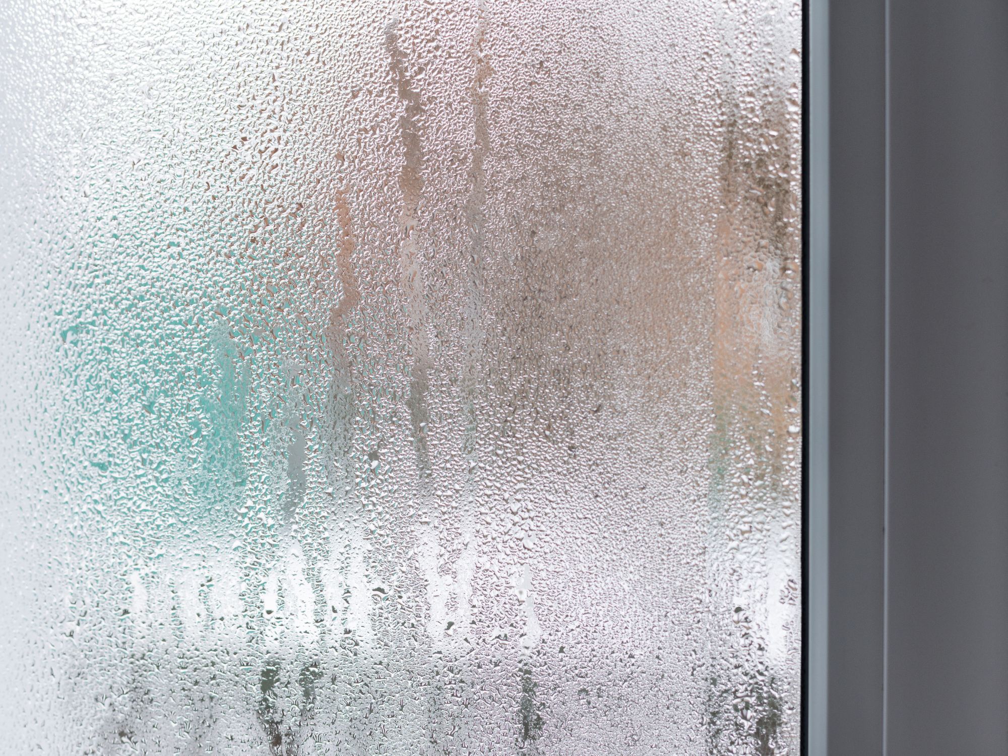 buée et condensation sur la surface intérieur d'une fenêtre