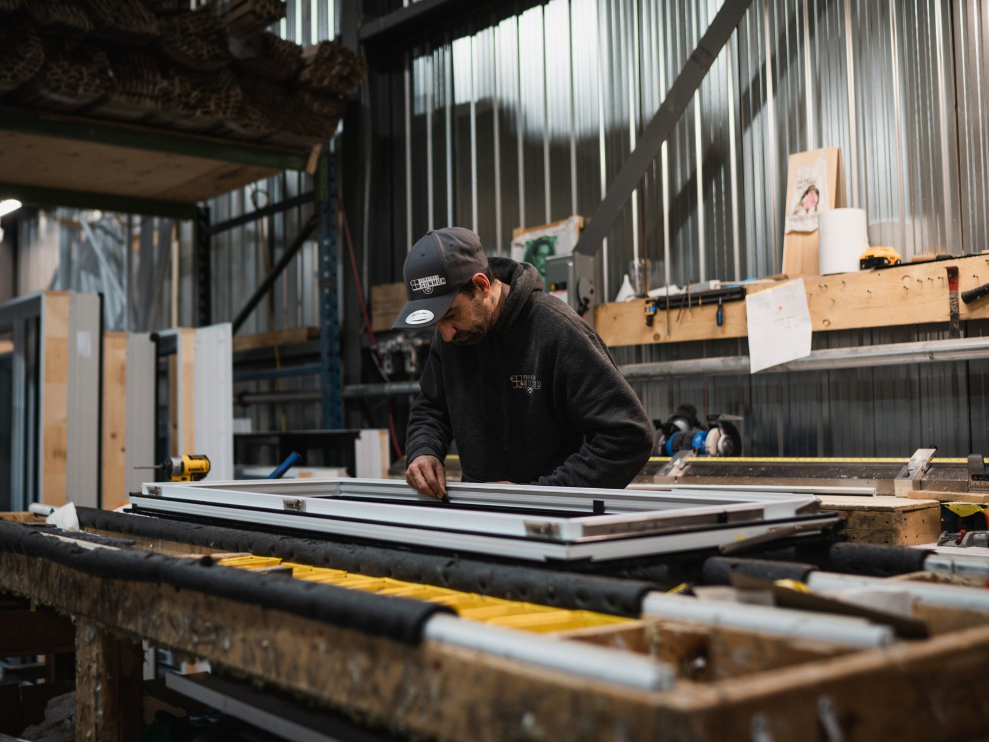 Fabrication d'une fenêtre dans une usine du manufacturier