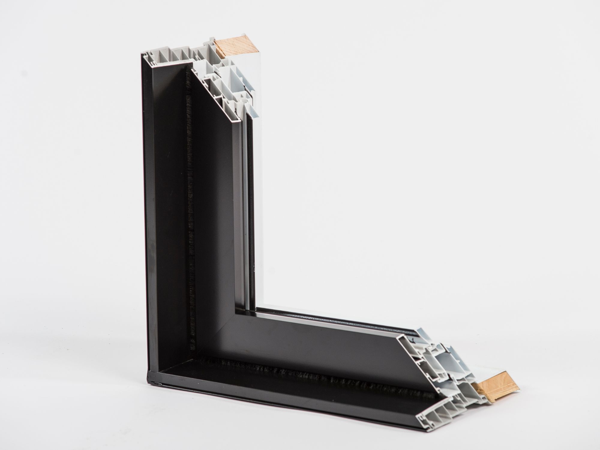 Vue de coupe d'une fenêtre hybride (aluminium et PVC)