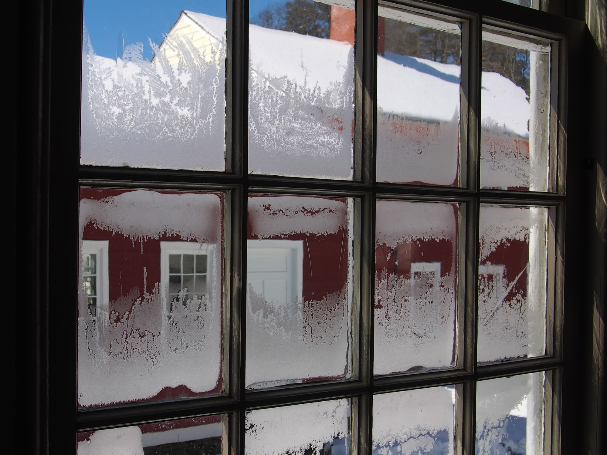 fenêtre givrée en hiver