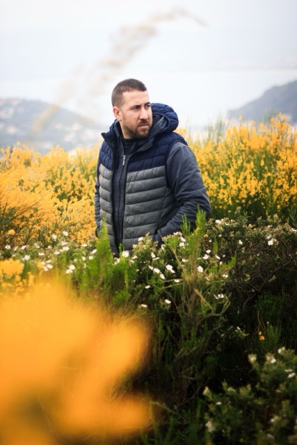 Homme dans la nature illustrant le fait de se dévoiler avec sincérité
