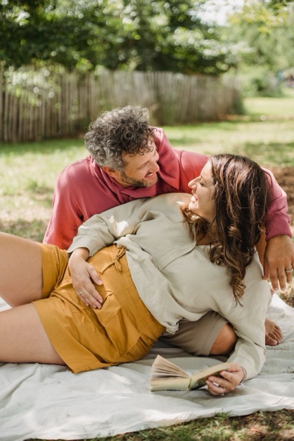 Couple complice en extérieur illustrant une rencontre sincère et apaisée