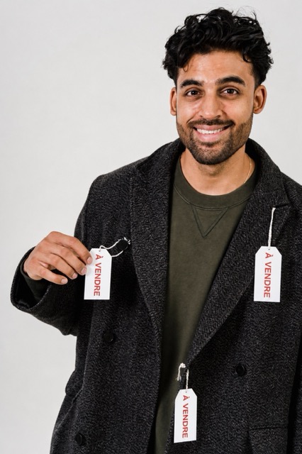 Homme portant des étiquettes à vendre pour illustrer la fatigue de devoir se vendre sur les applications de rencontre