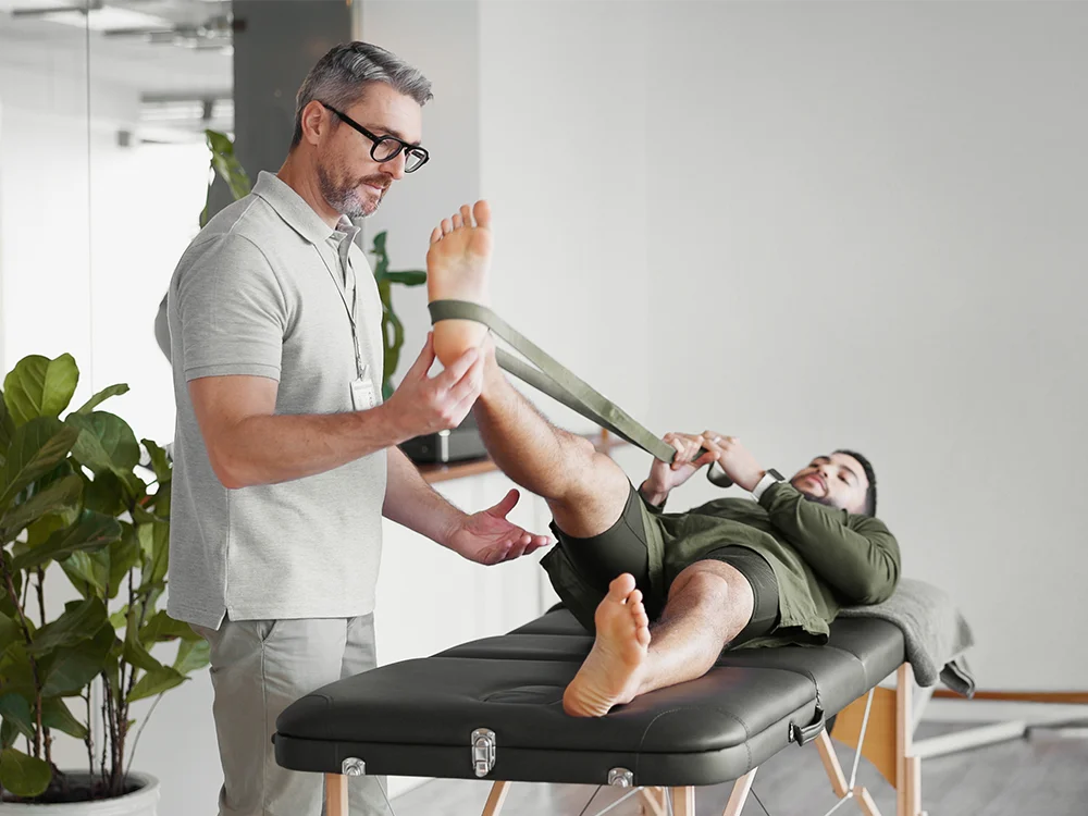 aktivteam Physiotherapeut bei der Arbeit