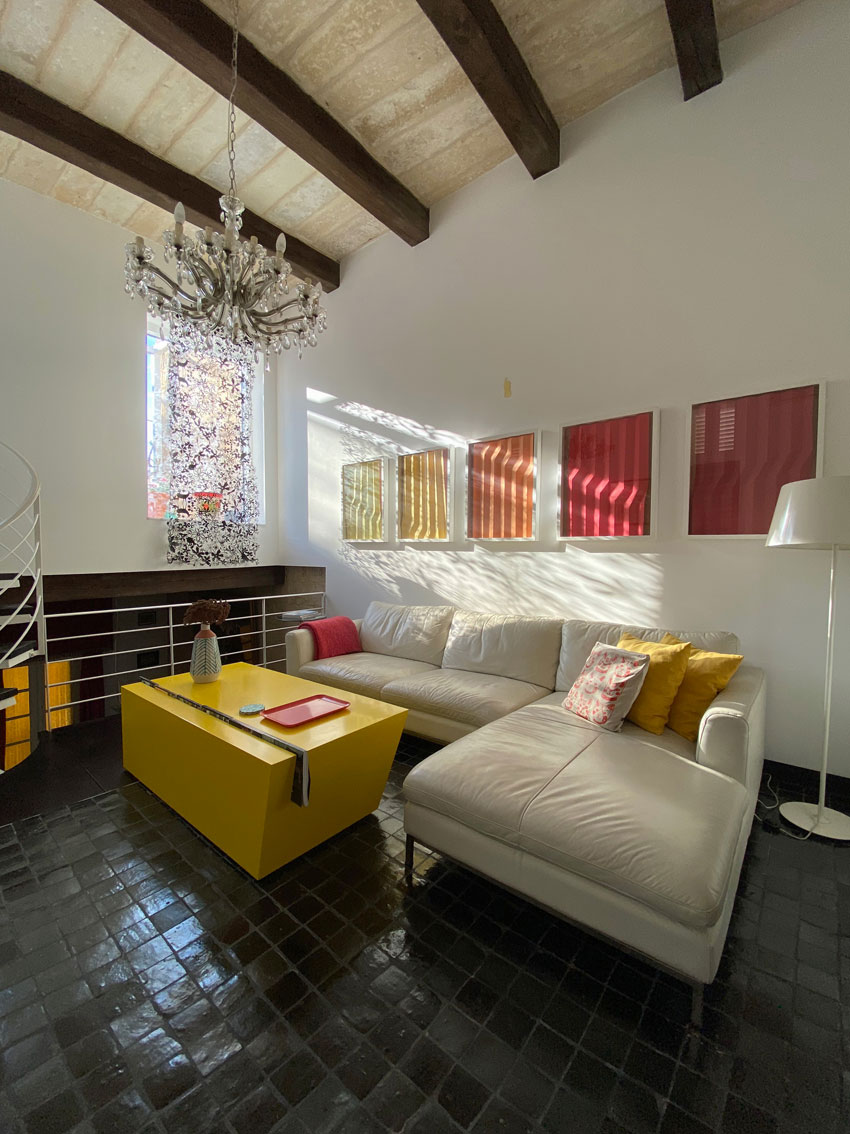 The high ceiling sitting room with sun streaming through window. Malta property.