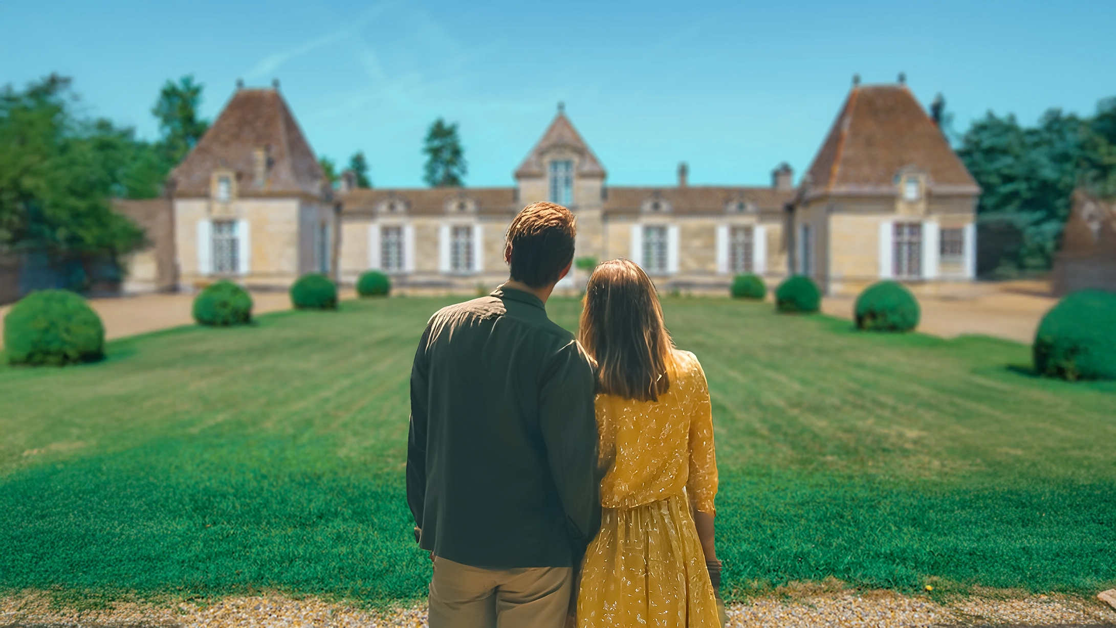Un couple face à un chateau dans le vignoble de bordeaux