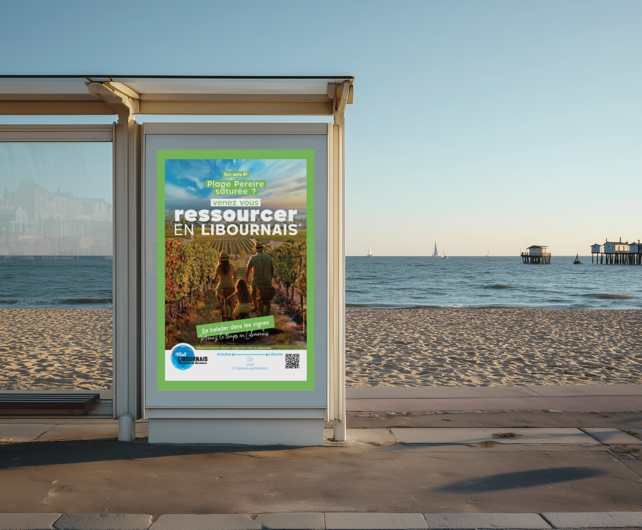Abribus avec affiche slow tourisme sur le bassin d'arcachon