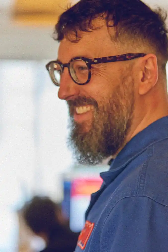 Julien, Directeur de la création et spécialiste en IA chez EXI PUBLICITÉ à Bordeaux, souriant de profil.