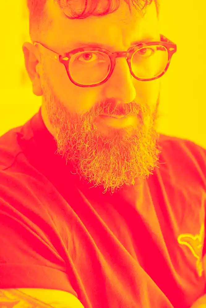 Julien, Directeur de la création chez EXI PUBLICITÉ à Bordeaux, expert en stratégies de communication assistées par IA.