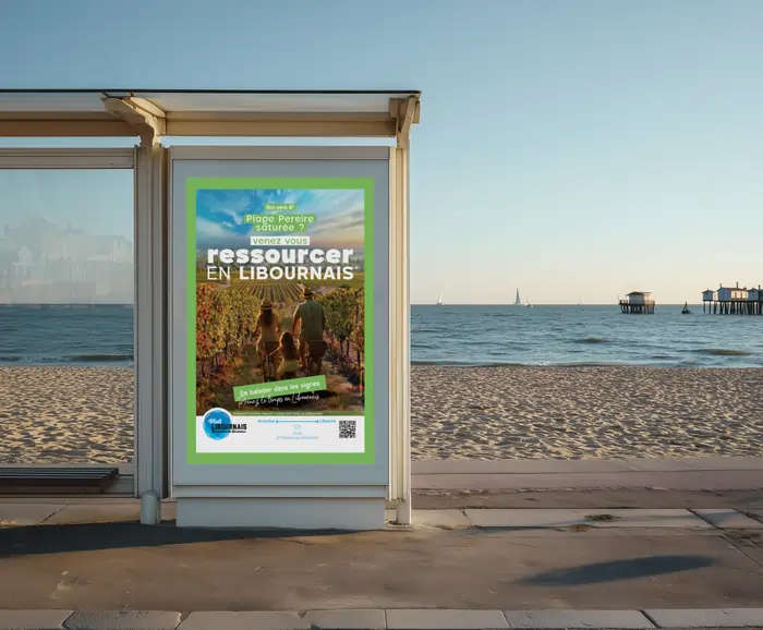 Affiche publicitaire sur un abribus en bord de mer, création visuelle IA de l'agence de publicité EXI.