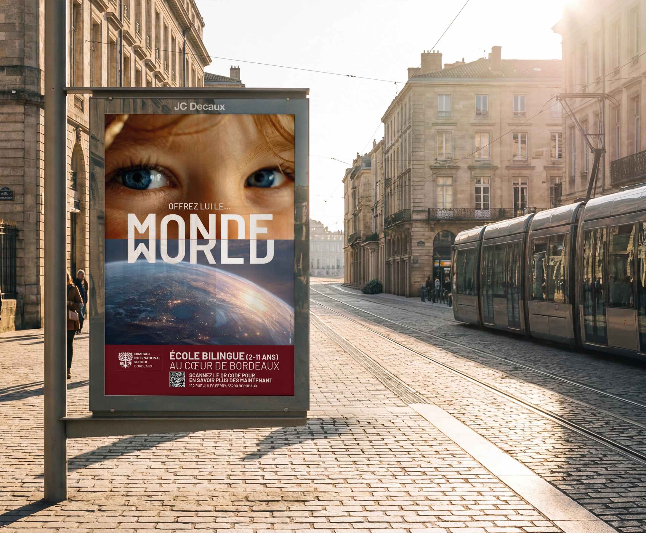 Panneau d'affichage urbain à Bordeaux présentant l'affiche publicitaire Offrez-lui le monde pour l'Ermitage International School.