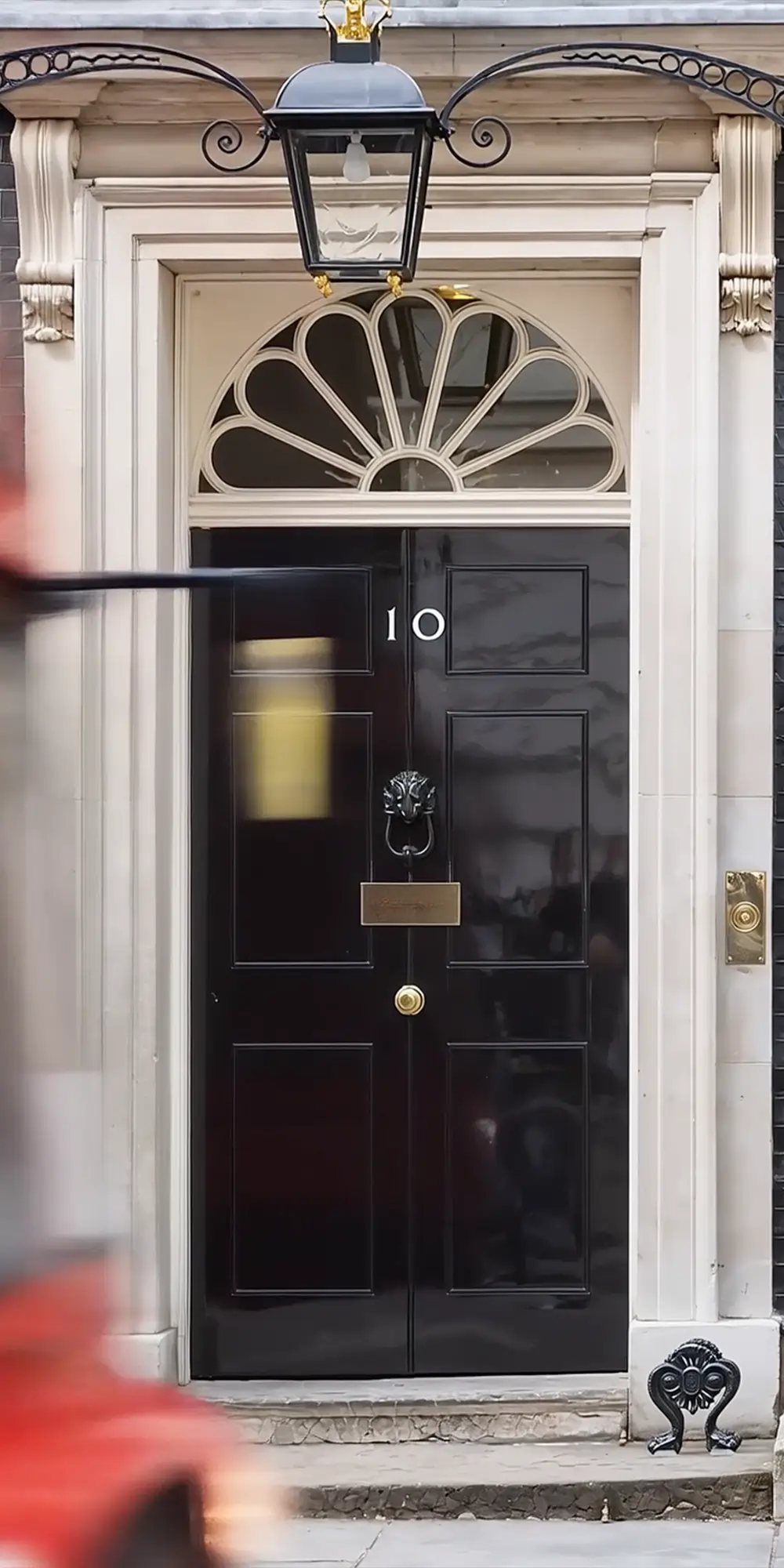 bus à l'impérial devant le 10 downing street à Londres