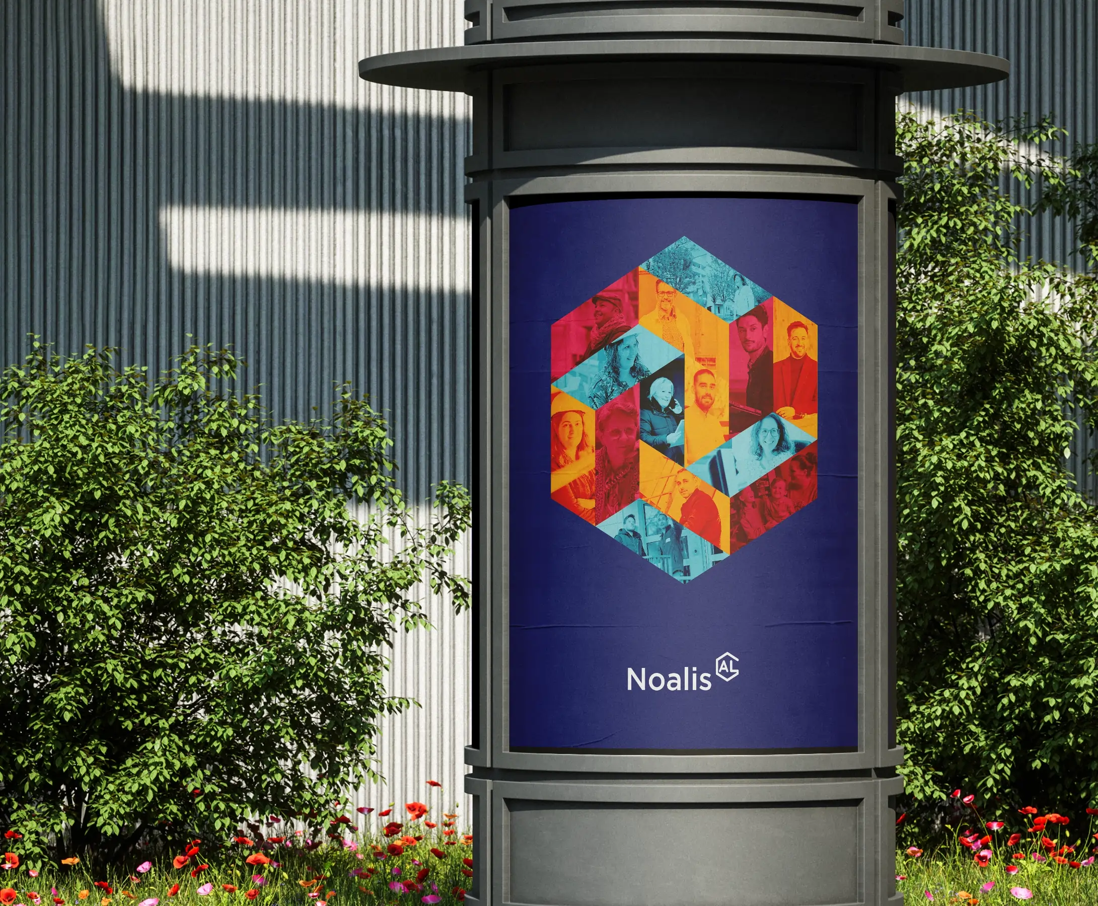 Colonne publicitaire avec affiche Noalis, identité de marque signée par l'agence de pub bordelaise EXI.