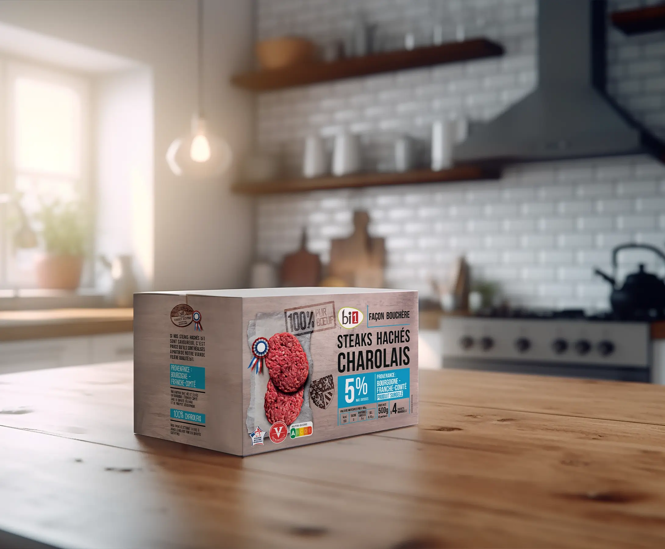 Packaging de steaks hachés Bi1 sur une table de cuisine, mise en scène par l'agence de pub bordelaise EXI