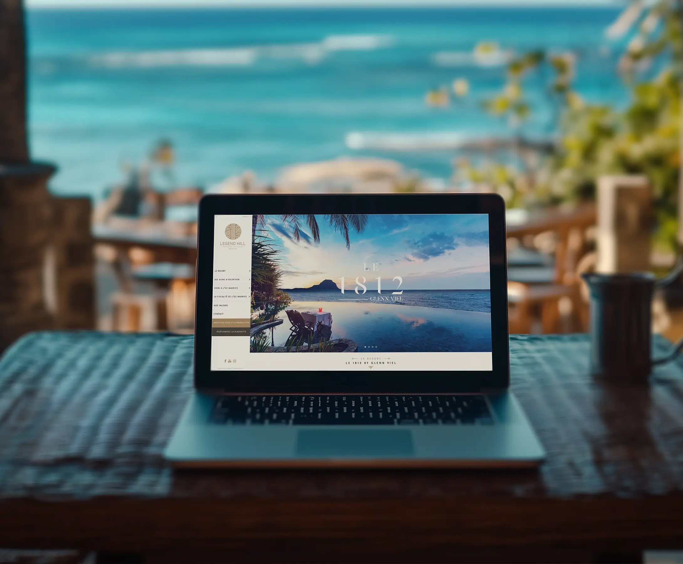 un ordinateur avec le site internet du programme immobilier et un fond mer
