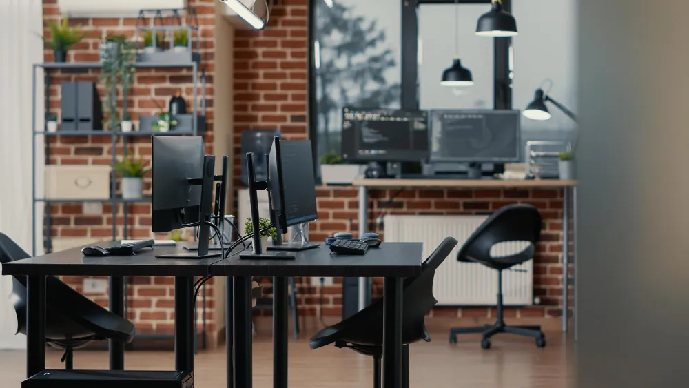 Moderne Büroreinigung in Hamburg mit gereinigten Schreibtischen und Computern