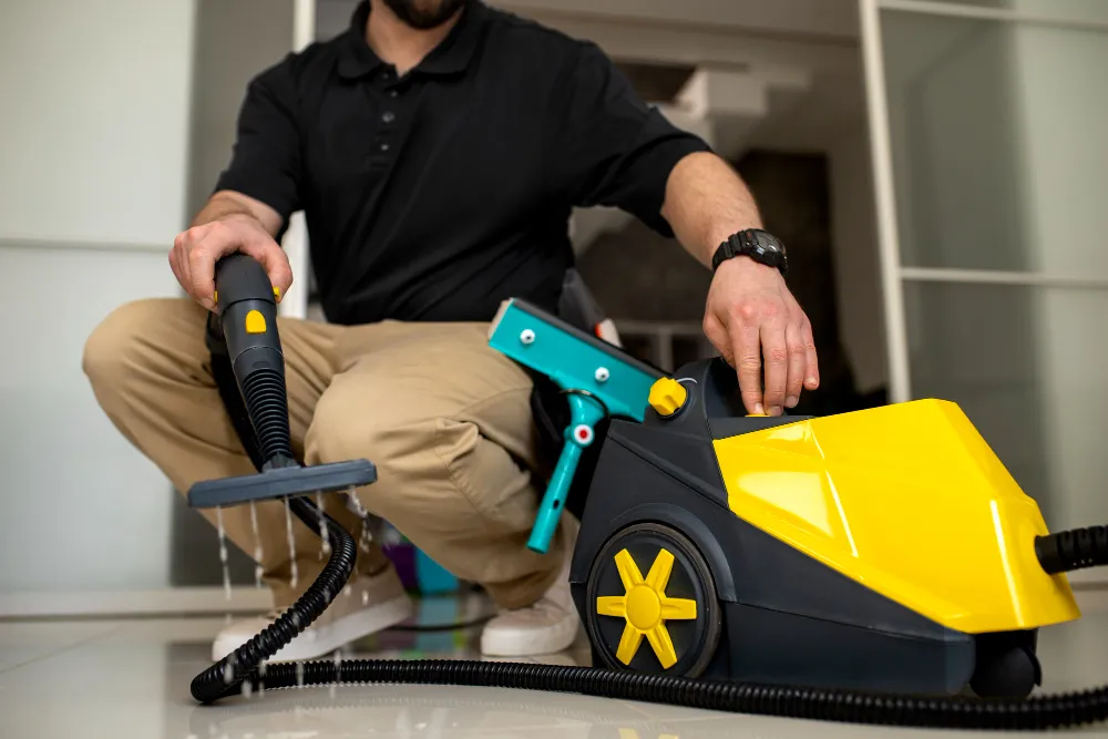 Professionelle Bodenreinigungsmaschine im Einsatz für hygienische und gepflegte Studioflächen.