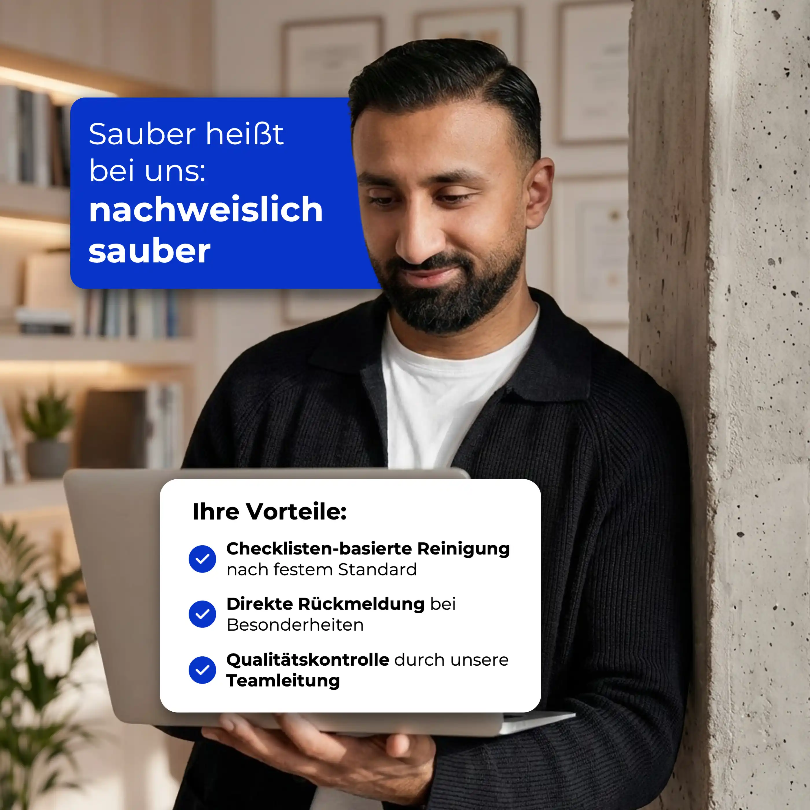 Ein Mann lehnt an einer Wand und arbeitet lächelnd an einem Laptop in einem modernen Raum mit Bücherregalen und grünen Pflanzen; Textfelder heben Vorteile von nachweislich sauberer Reinigung hervor.