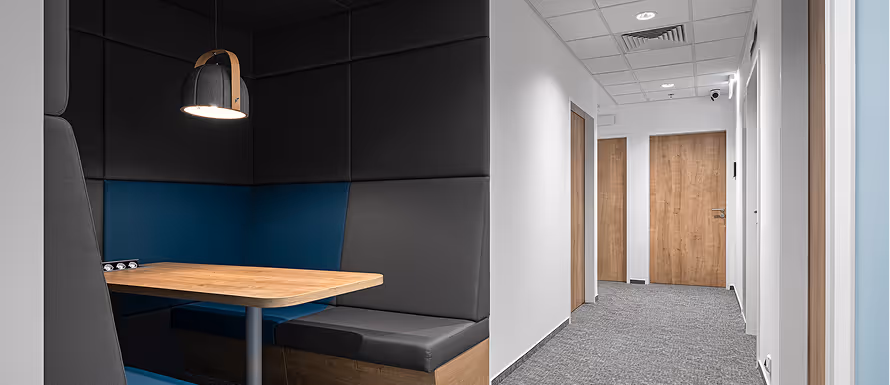 Modern belső tér beülő boxszal és folyosóval faajtókkal