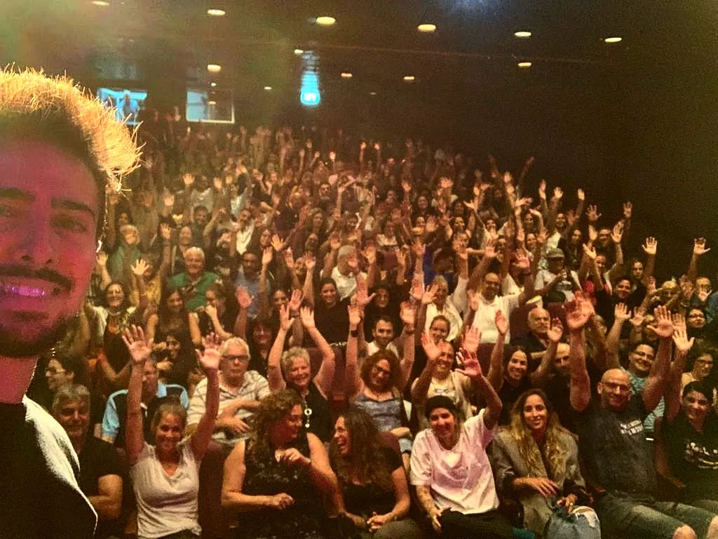 Photo selfie of Michael Alroy at the end of a talk with all the participant in the background 
