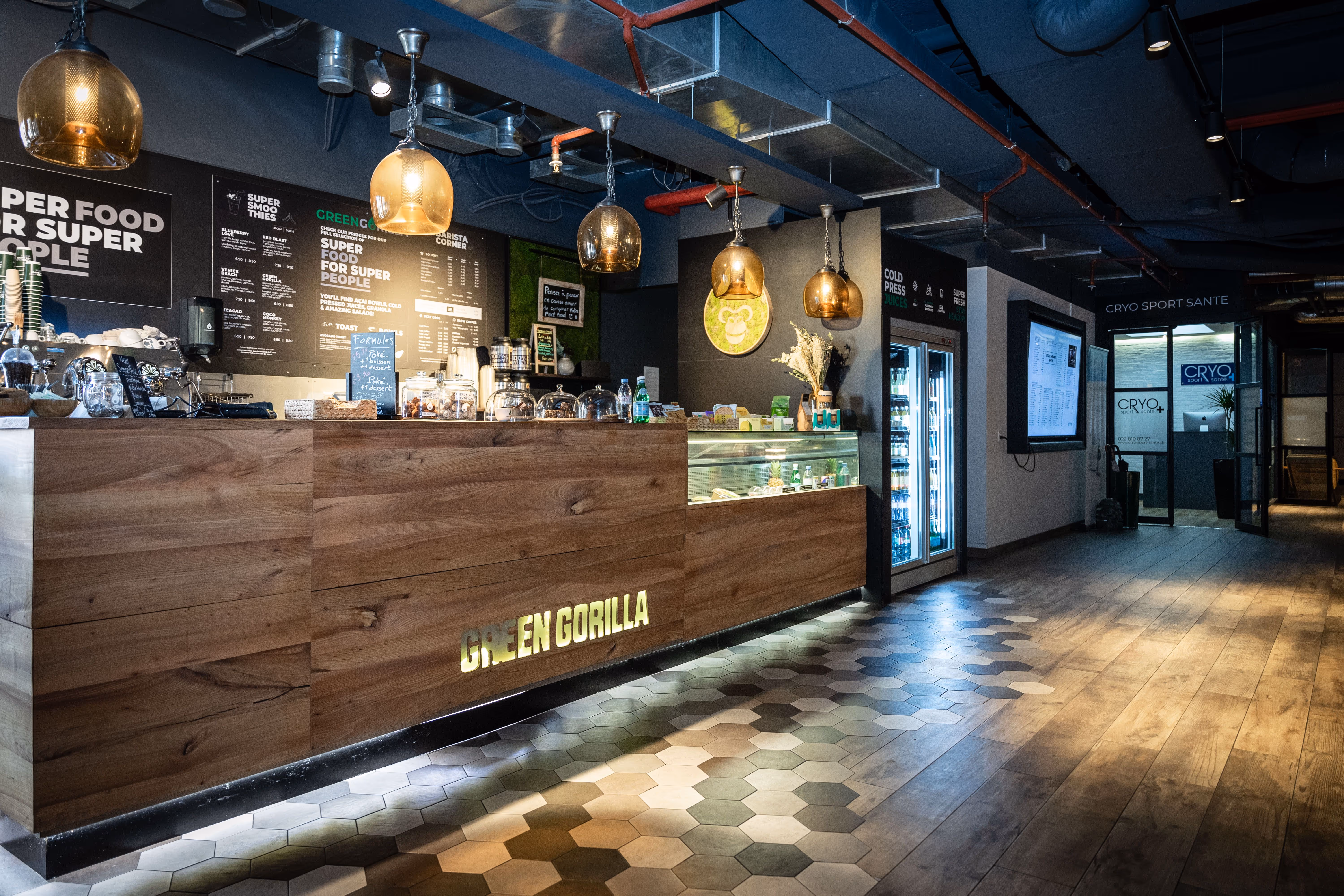 Gemütliches Café mit natürlichem Ambiente und Premium-Fitnesselementen im Wiener Lifestyle-Ambiente.