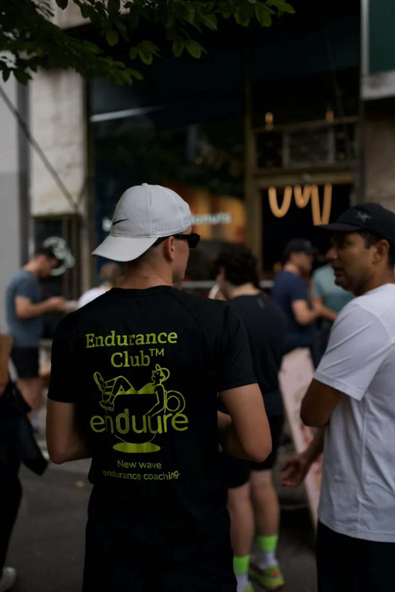 Ein Coach von Enduure berät während eines Events einen Kunden zu Training.