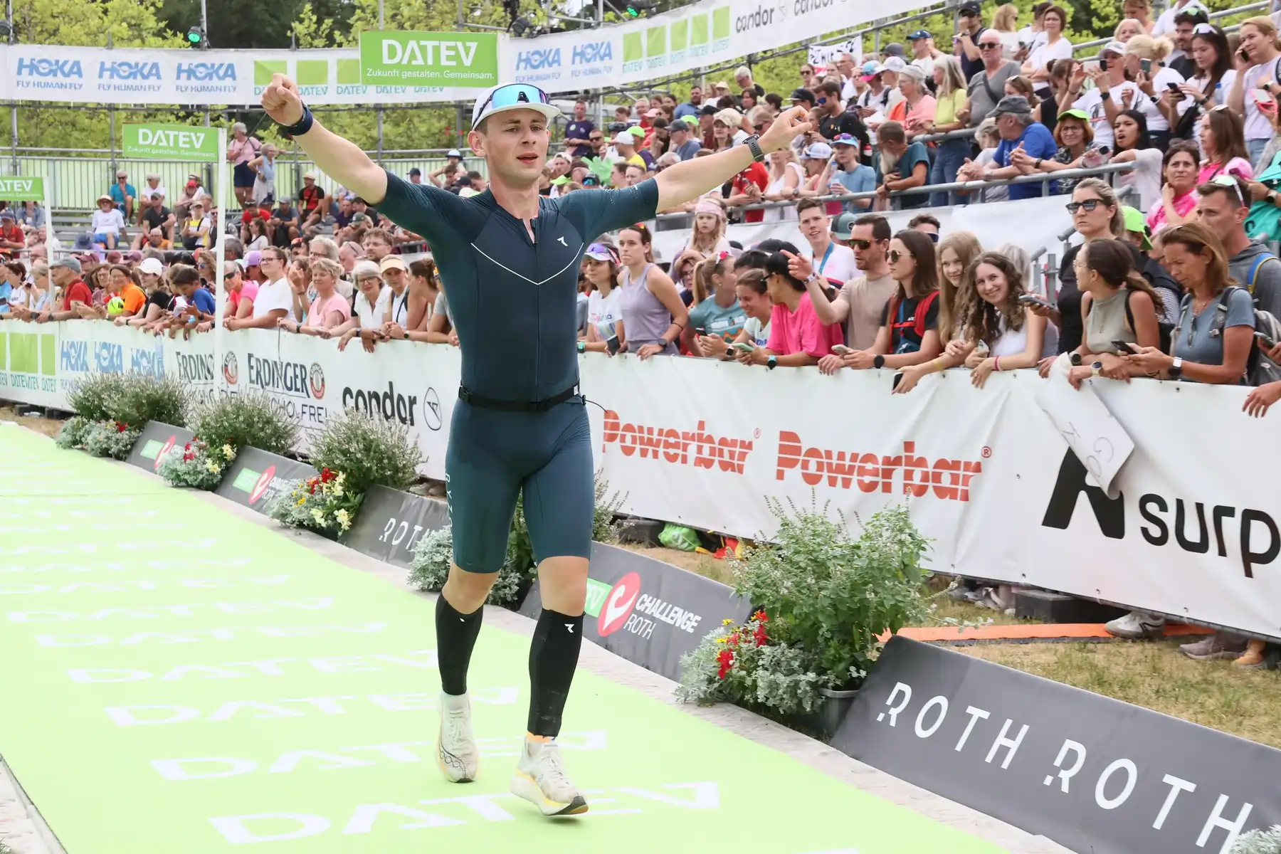 Ein Triathlet auf der Ziellinie einer Langdistanz in Roth.