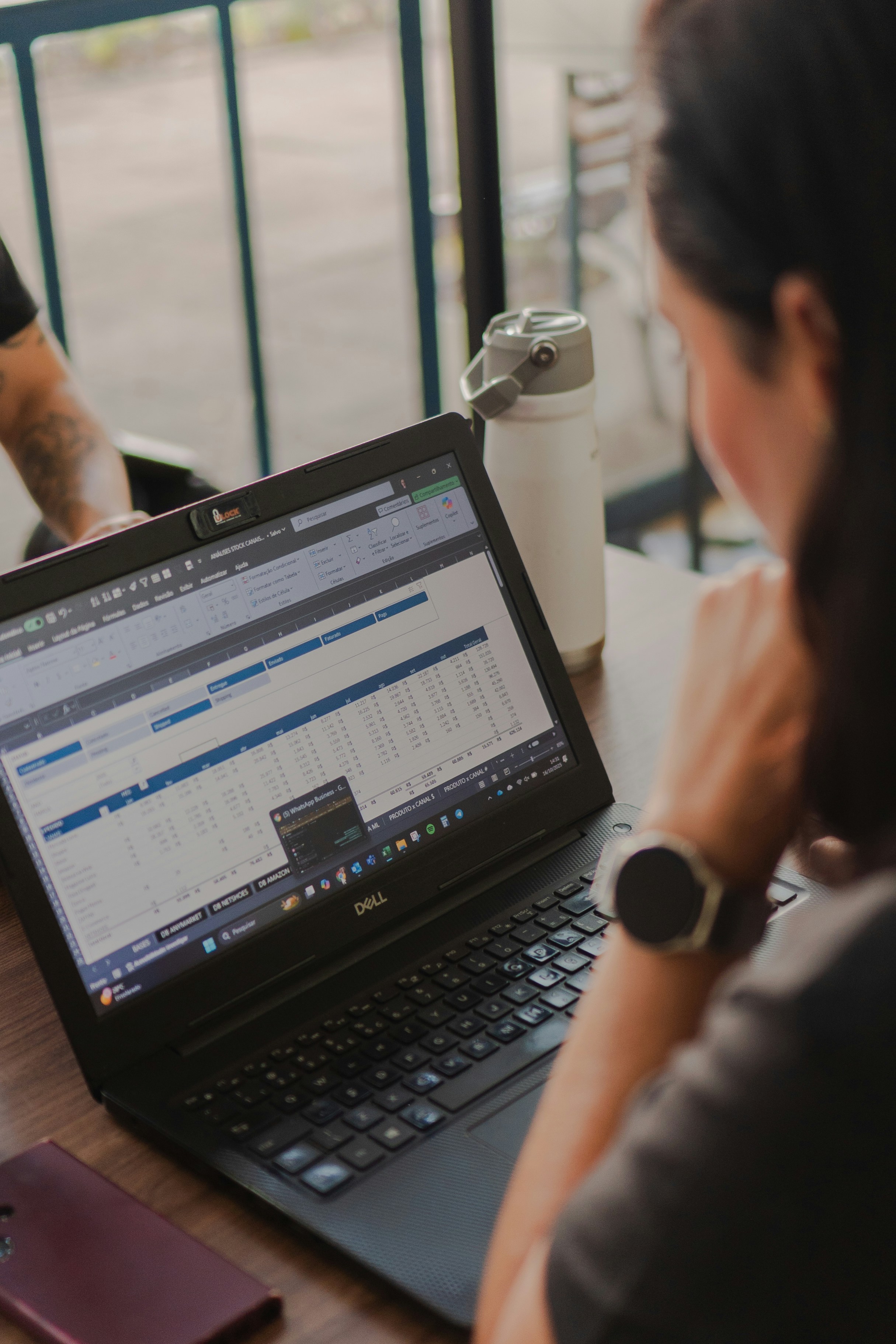 Person arbeitet mit Trainingsdaten
