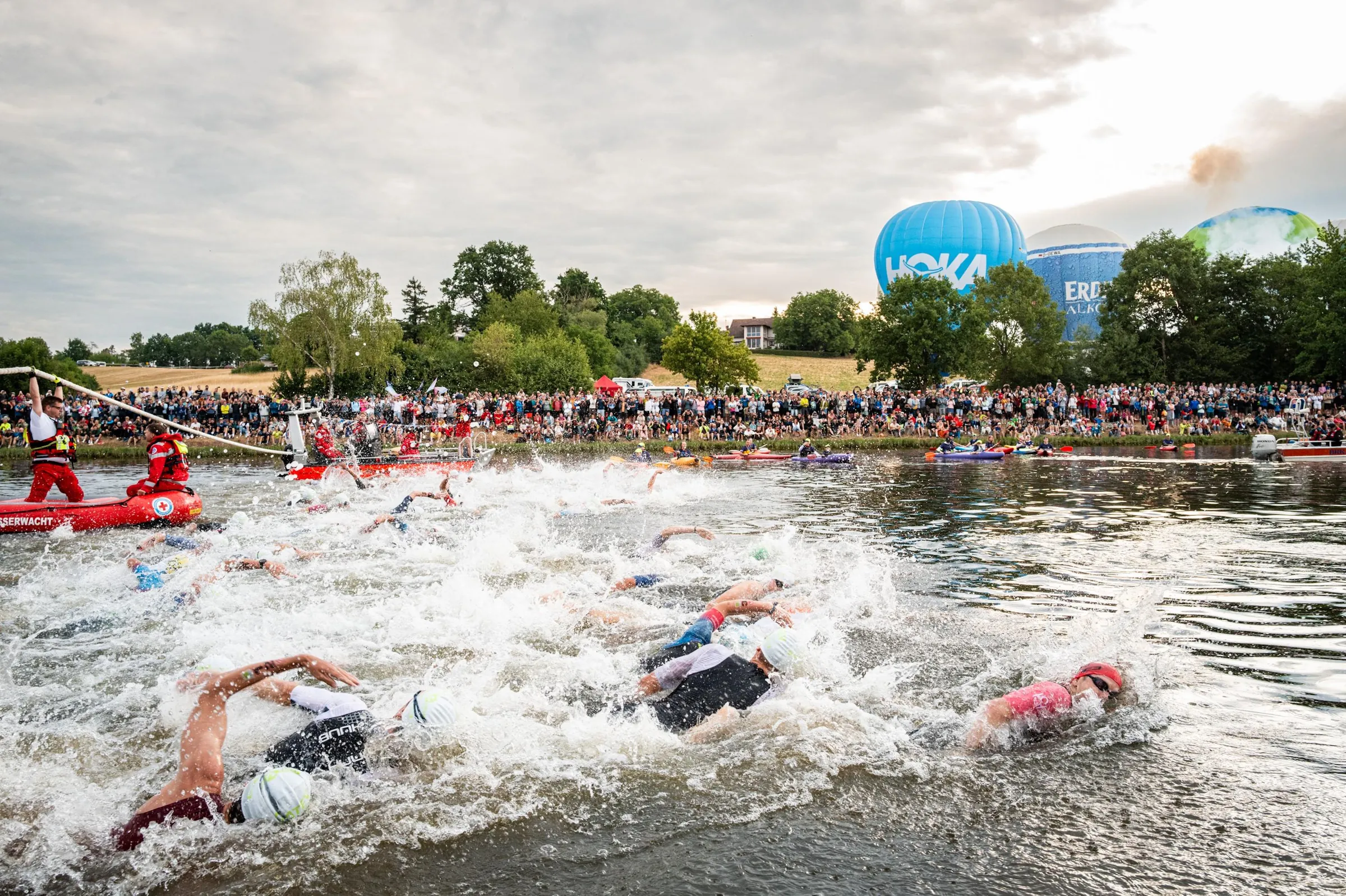 Massenstart beim Schwimmen der Challenge Roth im Main-Donau-Kanal