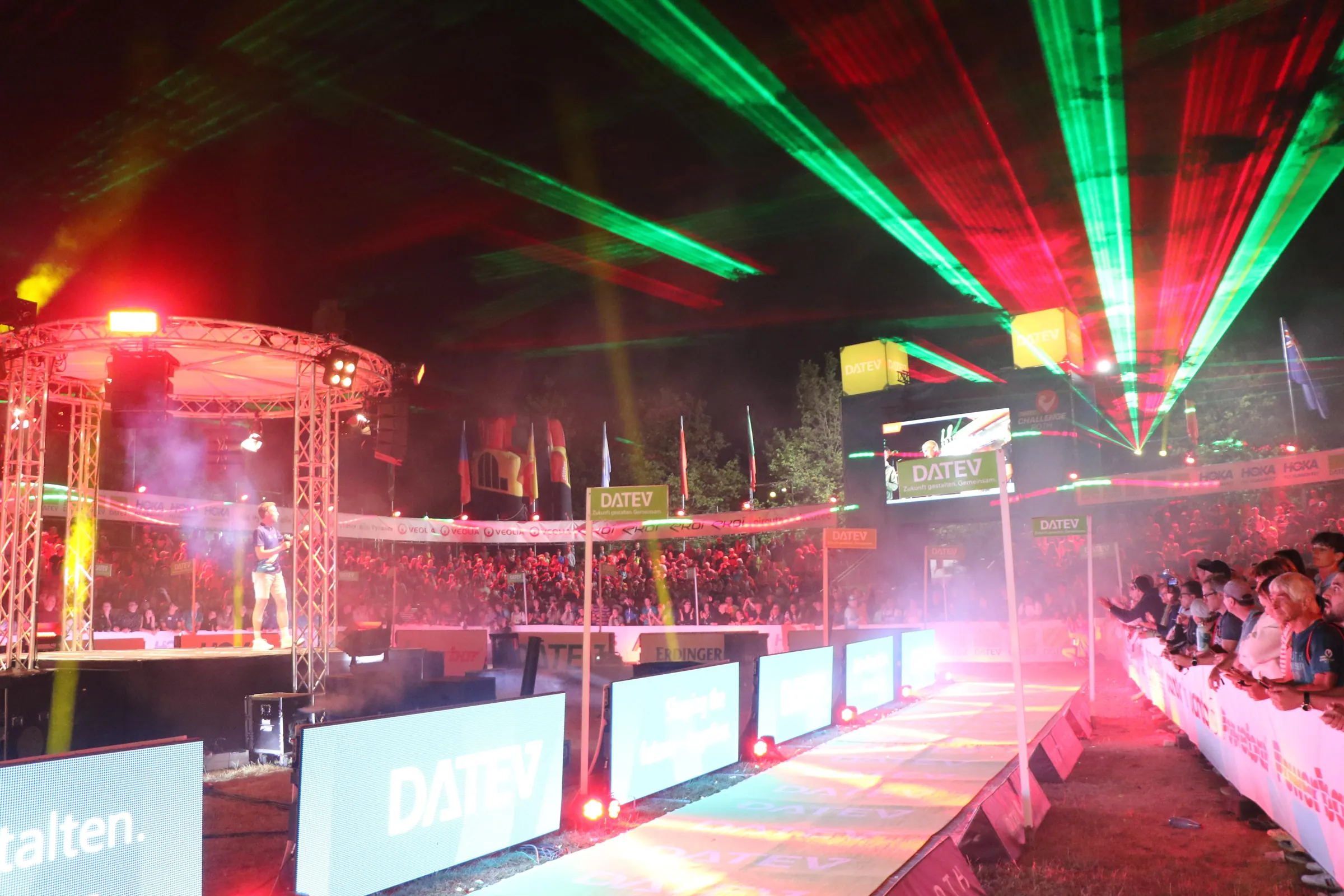 Lasershow über dem Zielbereich der Challenge Roth bei Nacht