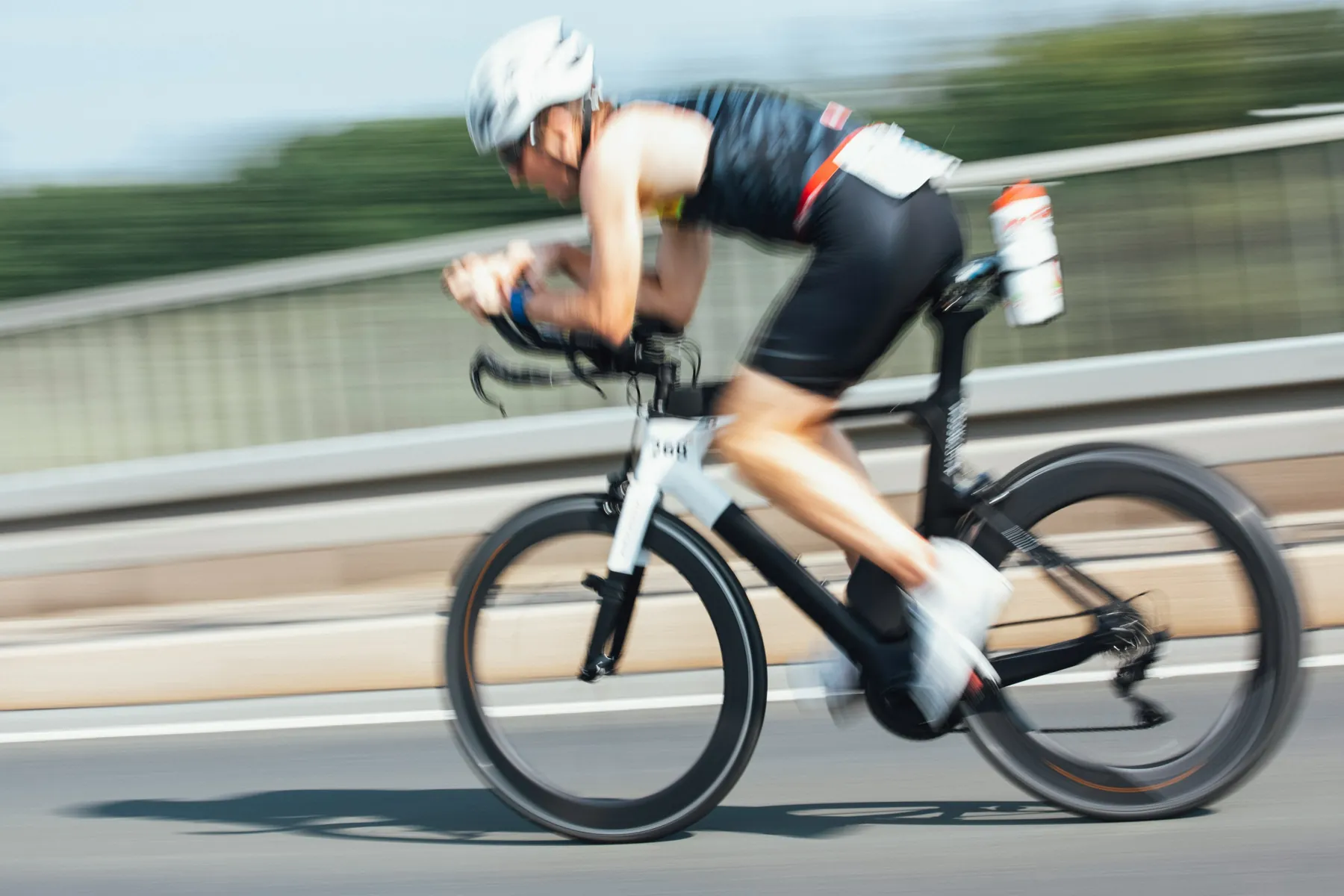 Triathlet auf dem Rad in schneller Fahrt