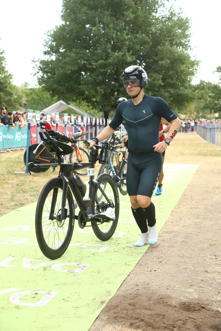 Triathlet in der zweiten Wechselzone bei der Challenge Roth