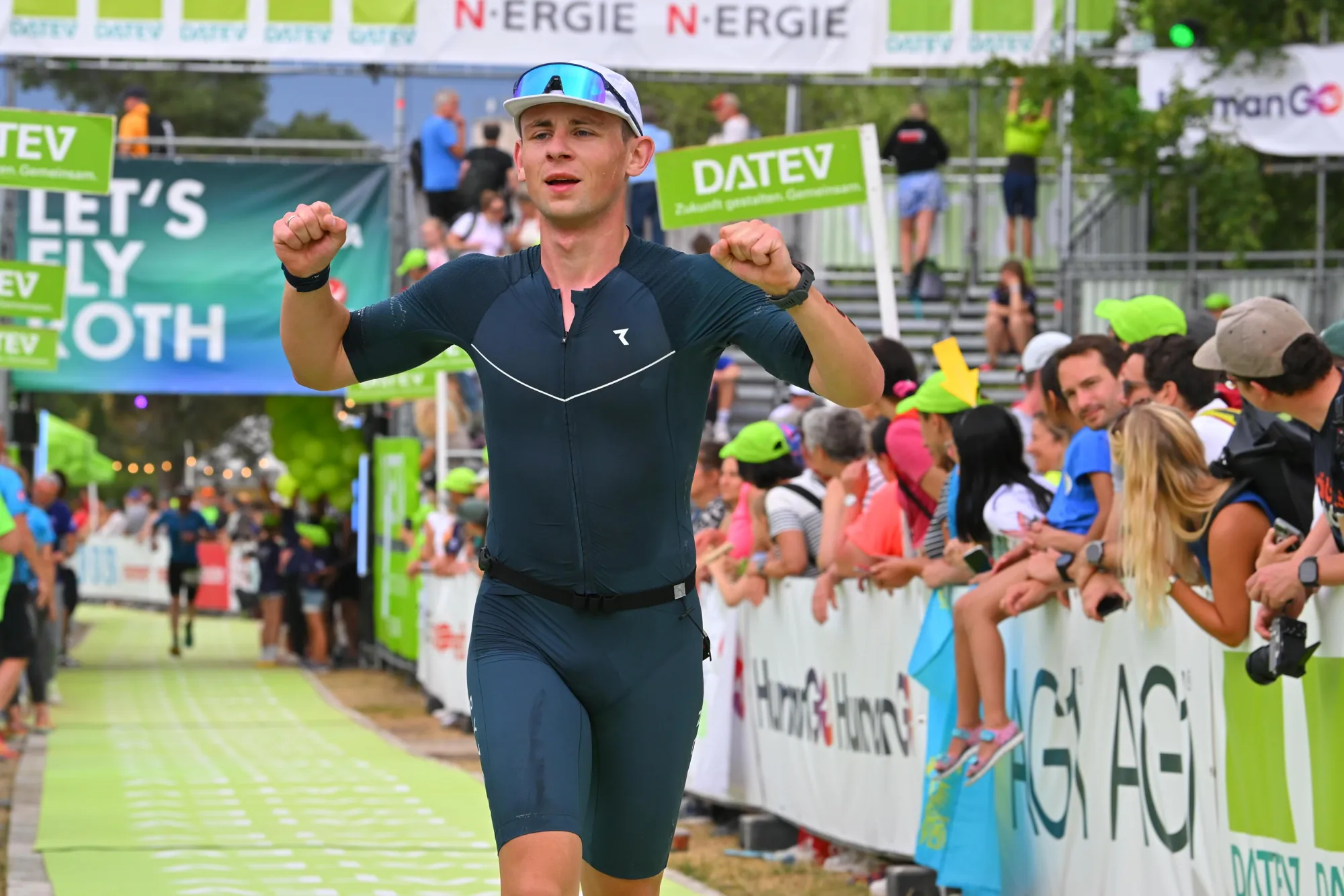 Triathlet beim Zieleinlauf der Challenge Roth