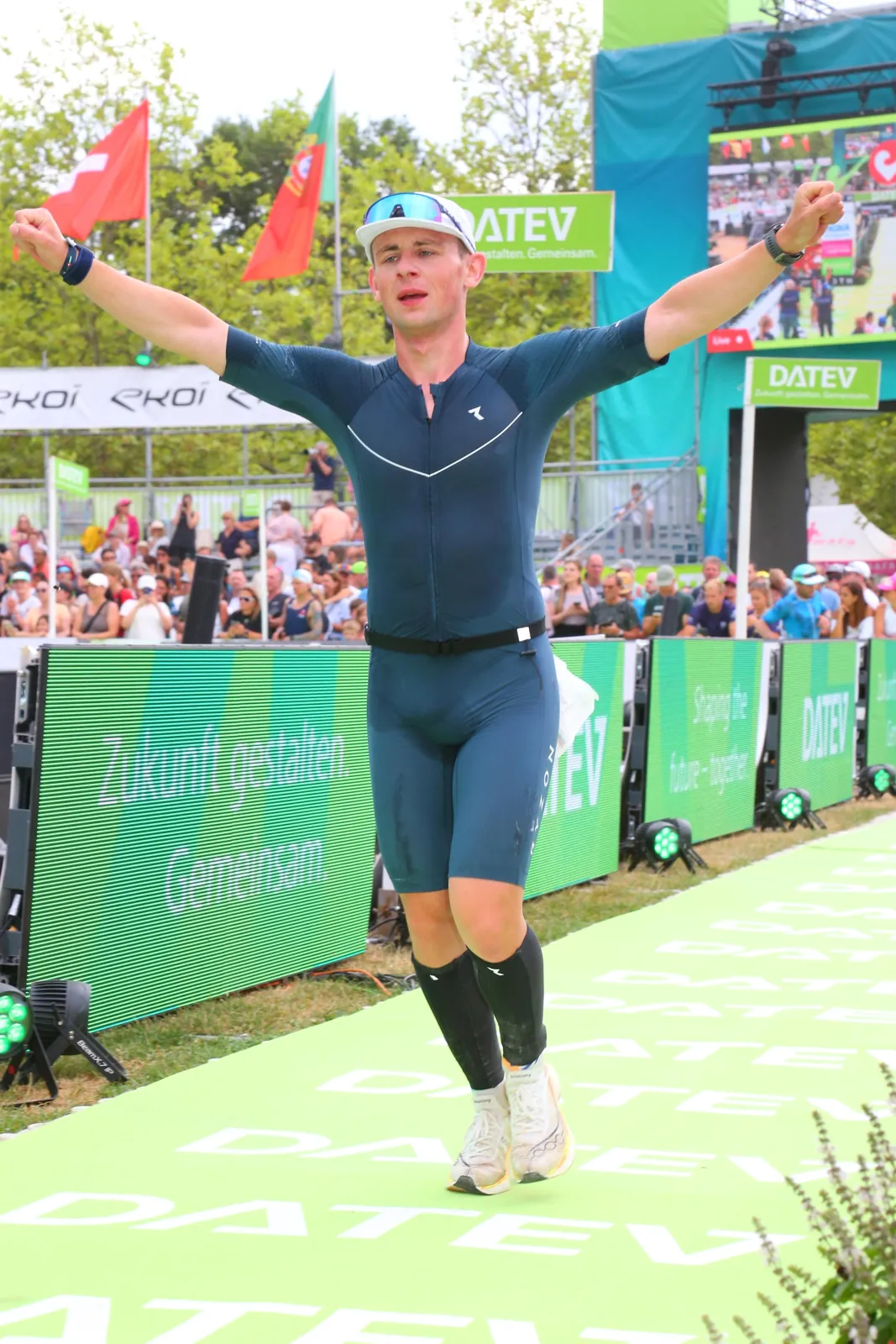Philip Stapmanns jubelt im Ziel der Challenge Roth