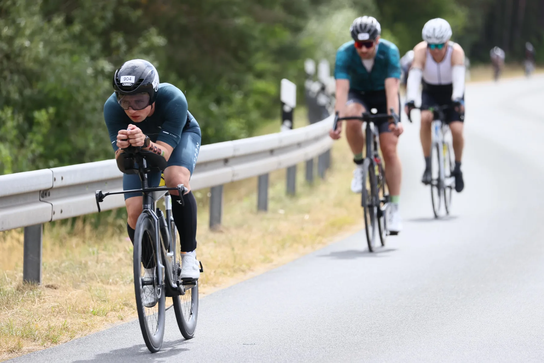Triathlet:innen auf der Radstrecke hintereinander
