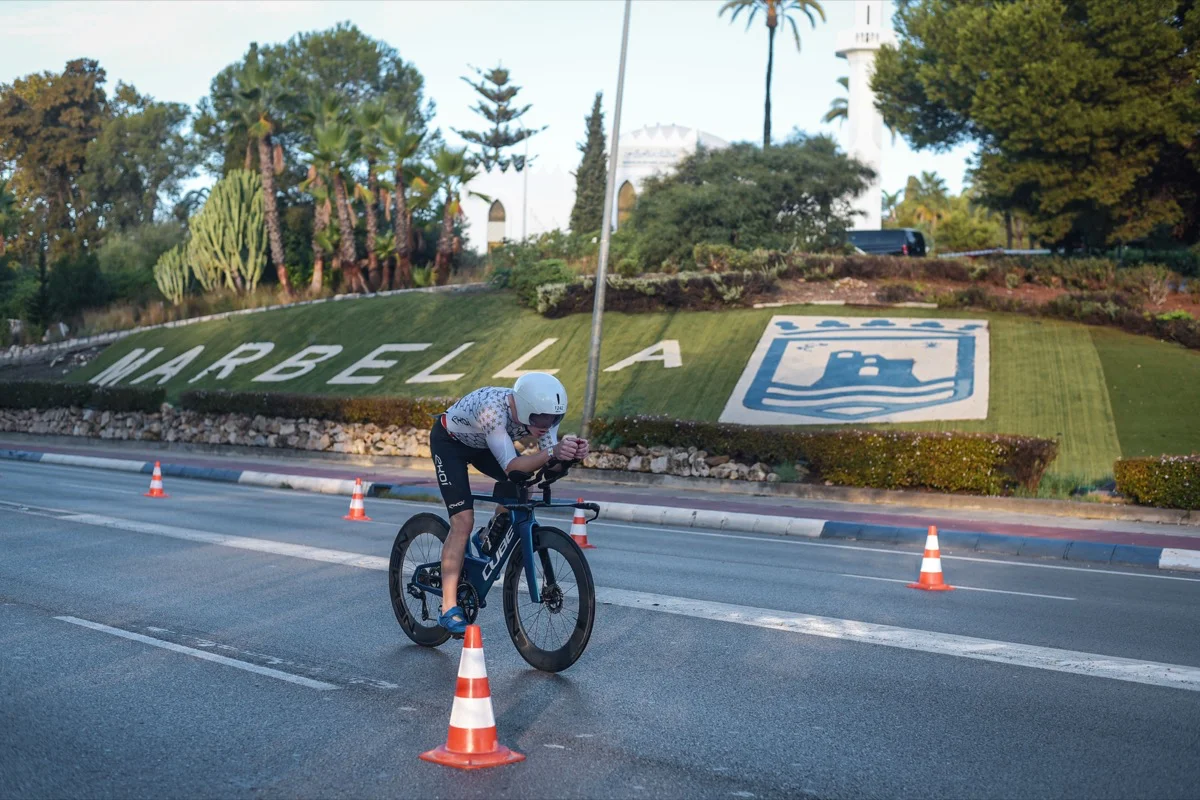 Triathlet auf dem Zeitfahrrad im Training in Marbella