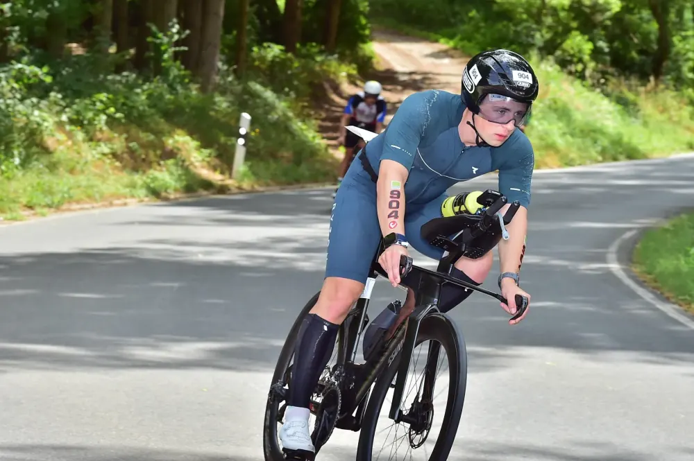 Triathlet in Aeroposition in einer Kurve auf der Radstrecke der Challenge Roth