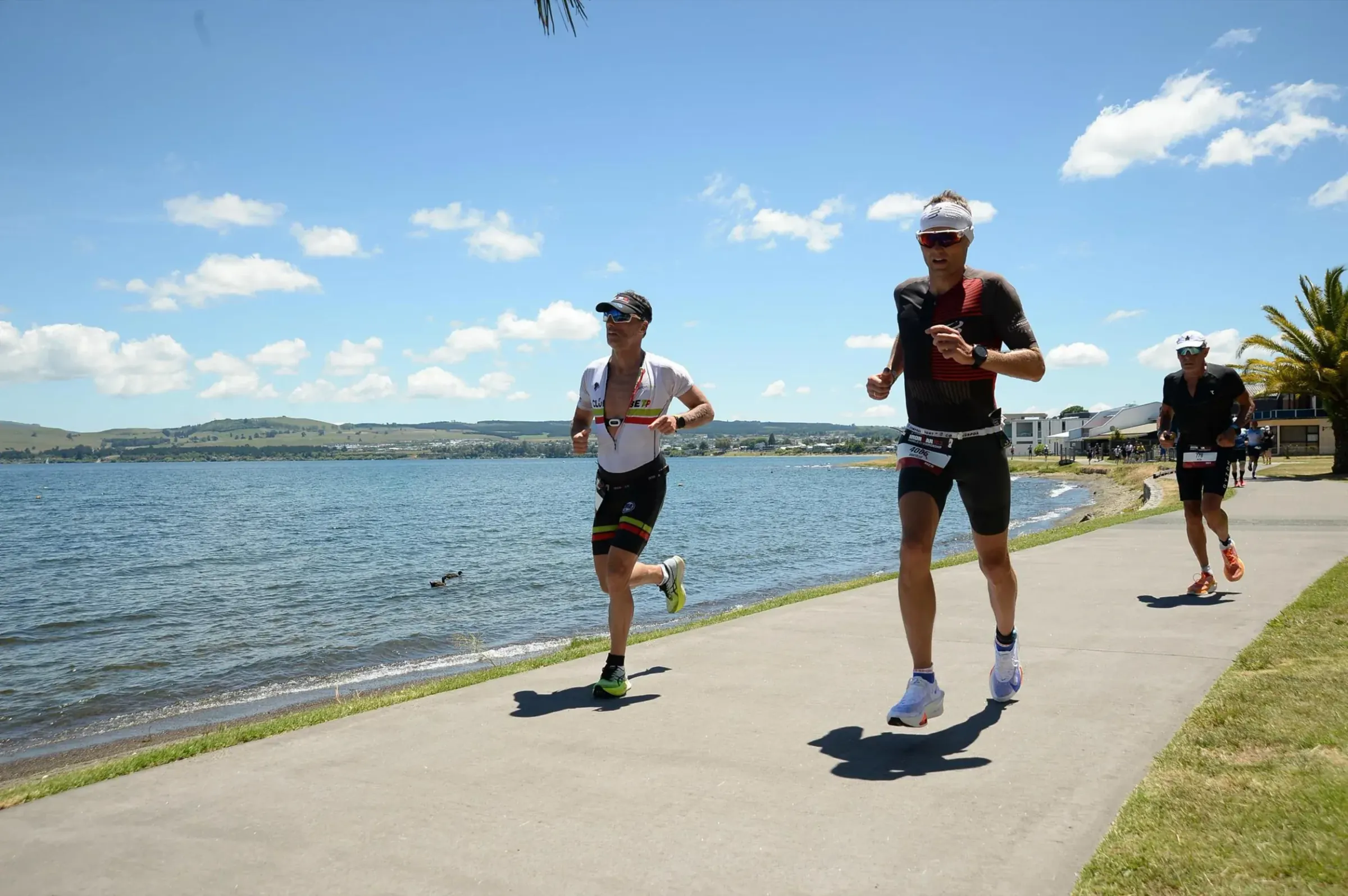 Triathleten auf der Laufstrecke am Lake Taupo