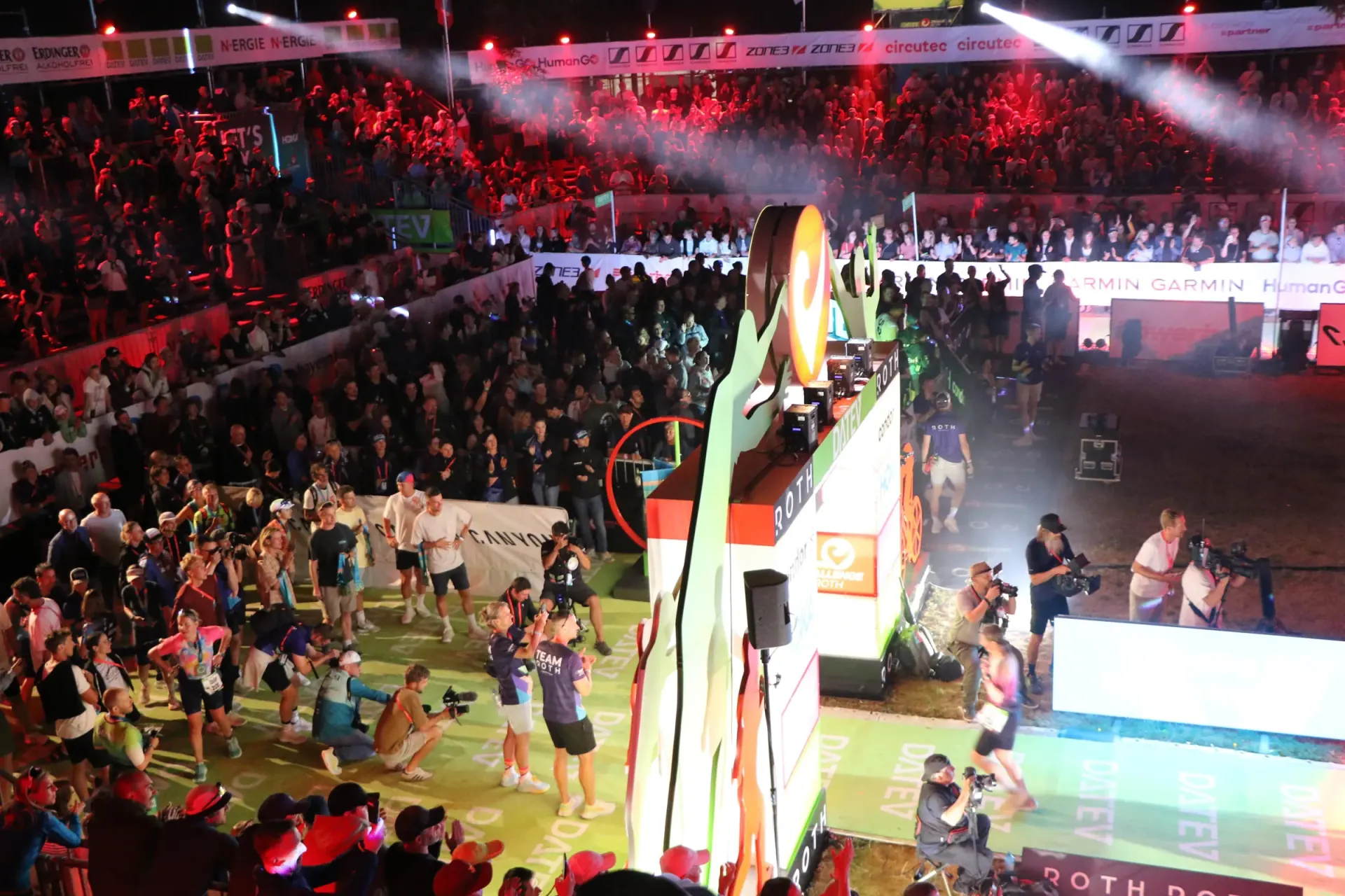 Zielbereich der Challenge Roth bei Nacht