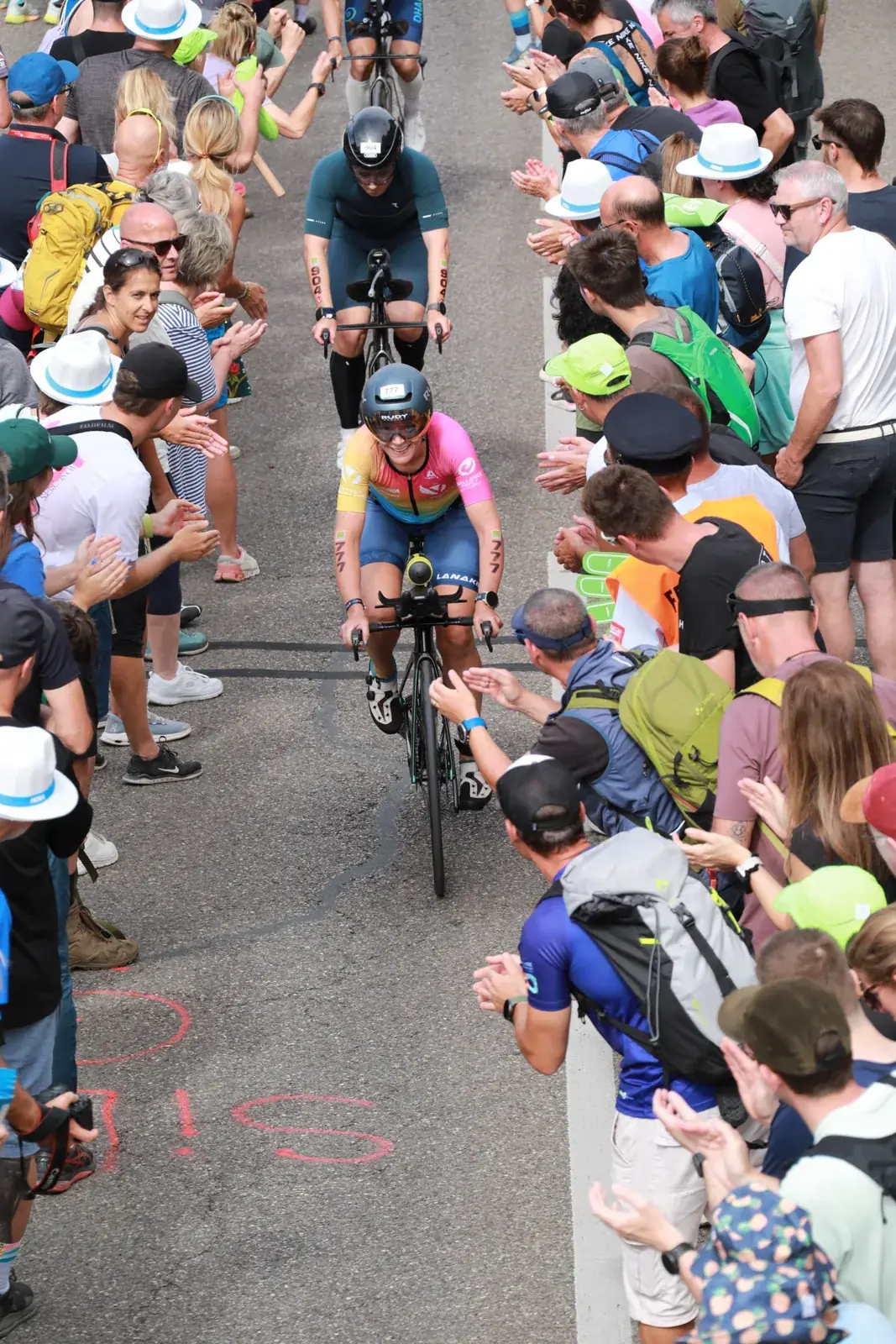 Radfahrer am Solarer Berg der Challenge Roth zwischen jubelnden Zuschauer:innen