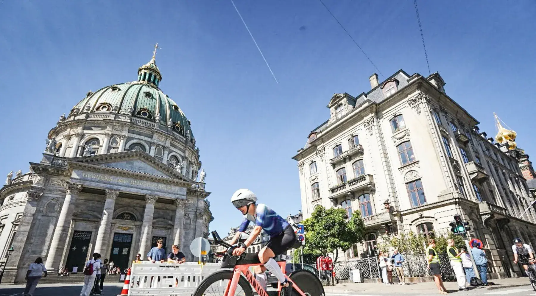 Triathletin auf dem Rad vor der Marmorkirche in Kopenhagen