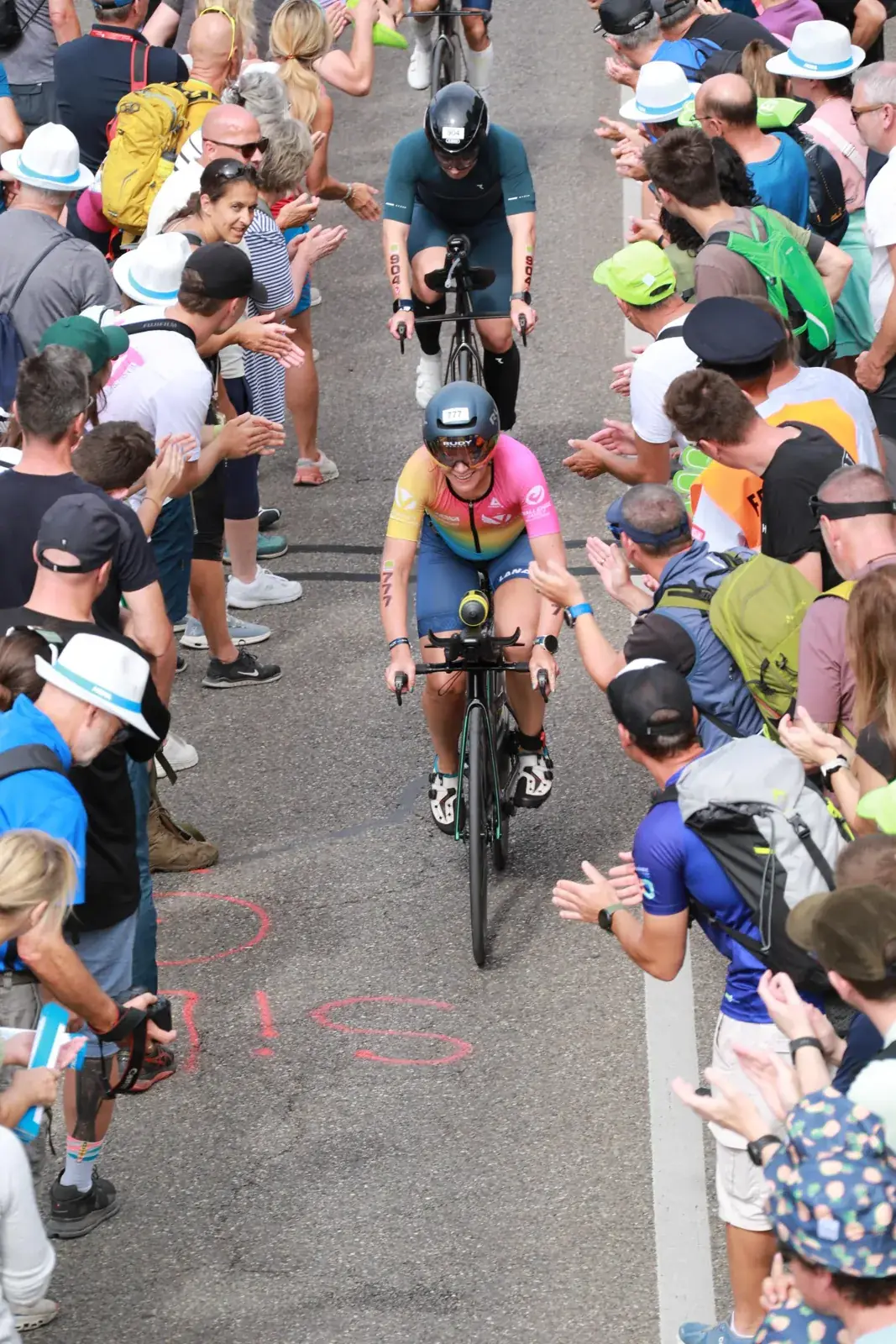 Radfahrer am Solarer Berg der Challenge Roth zwischen jubelnden Zuschauern
