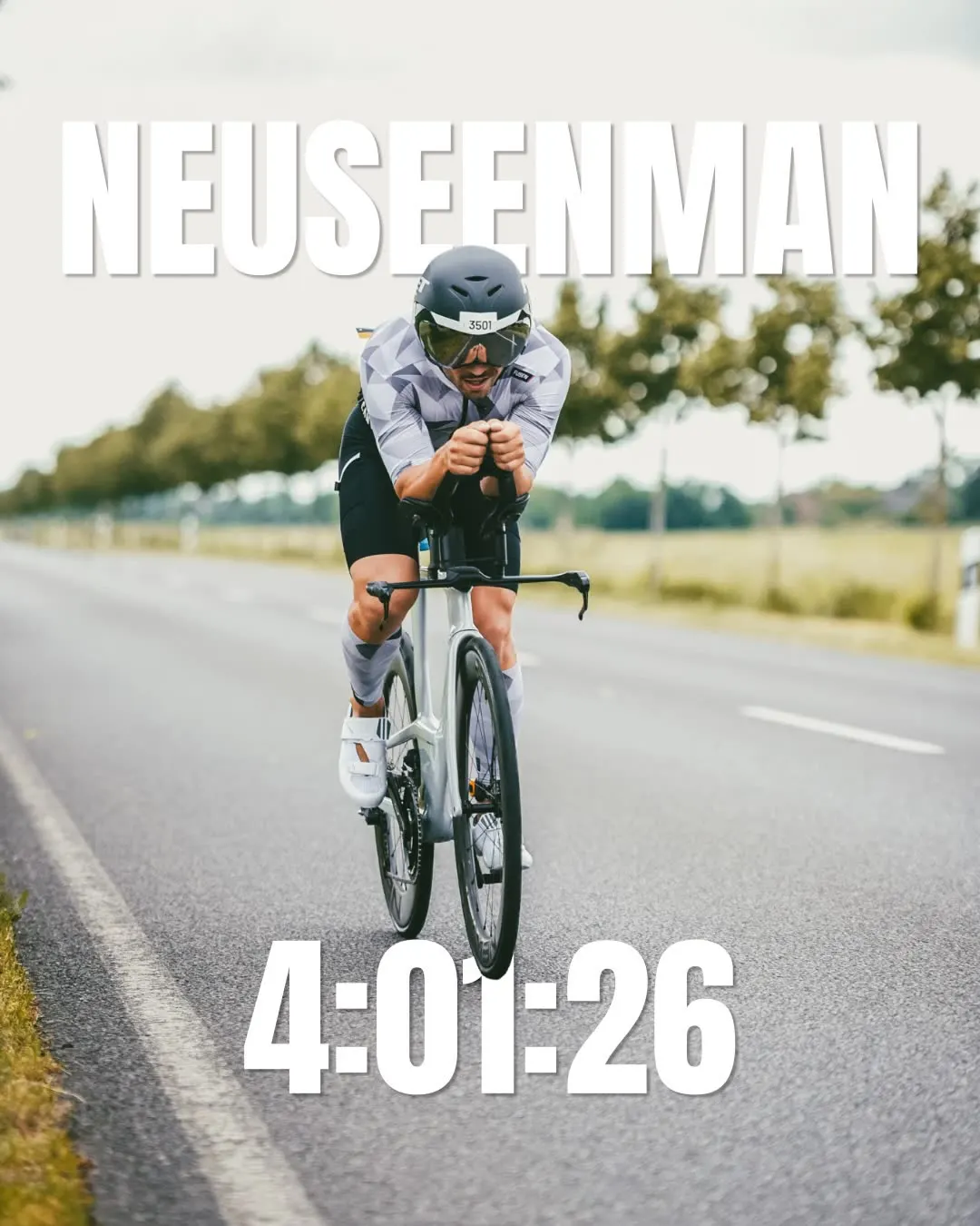 Fabian auf dem Rad beim Neuseenman 2026