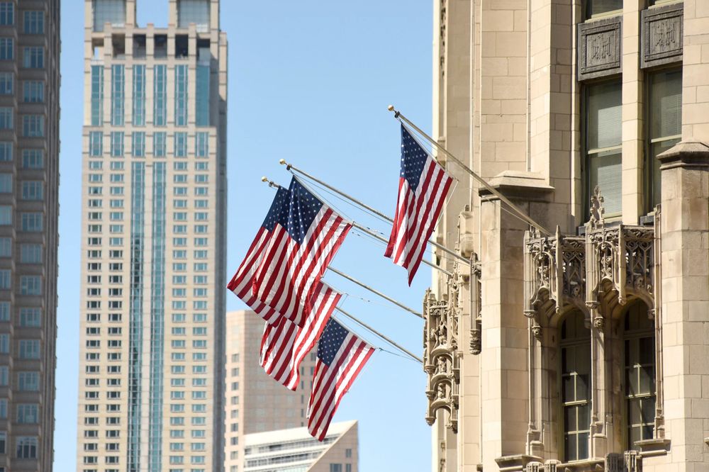 US-Flaggen an einem Gebäude zwischen Hochhäusern