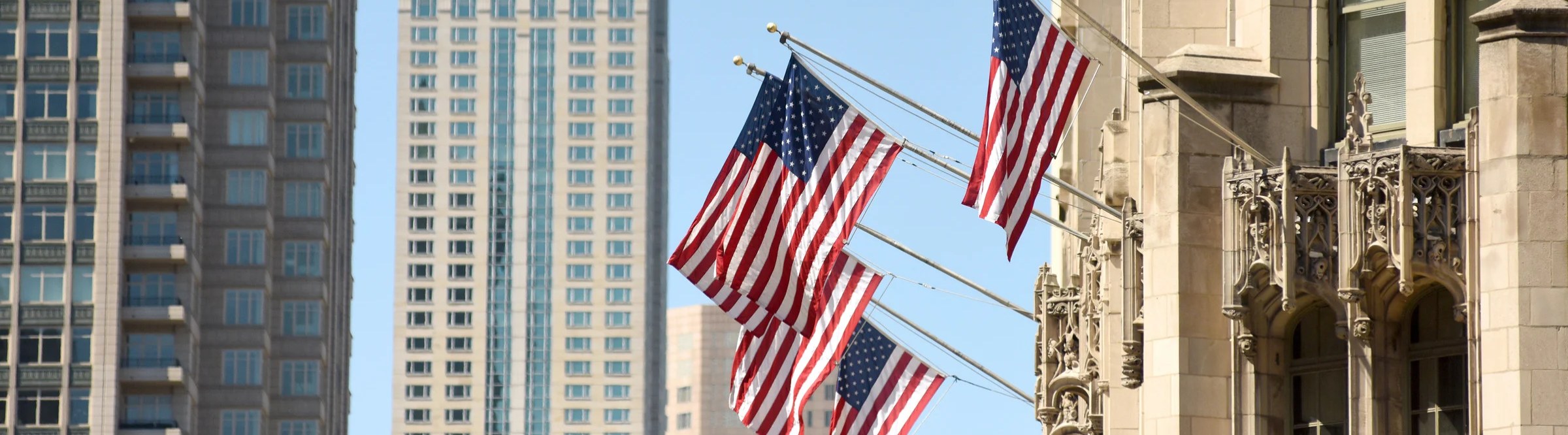 US-Flaggen an einem Gebäude zwischen Hochhäusern