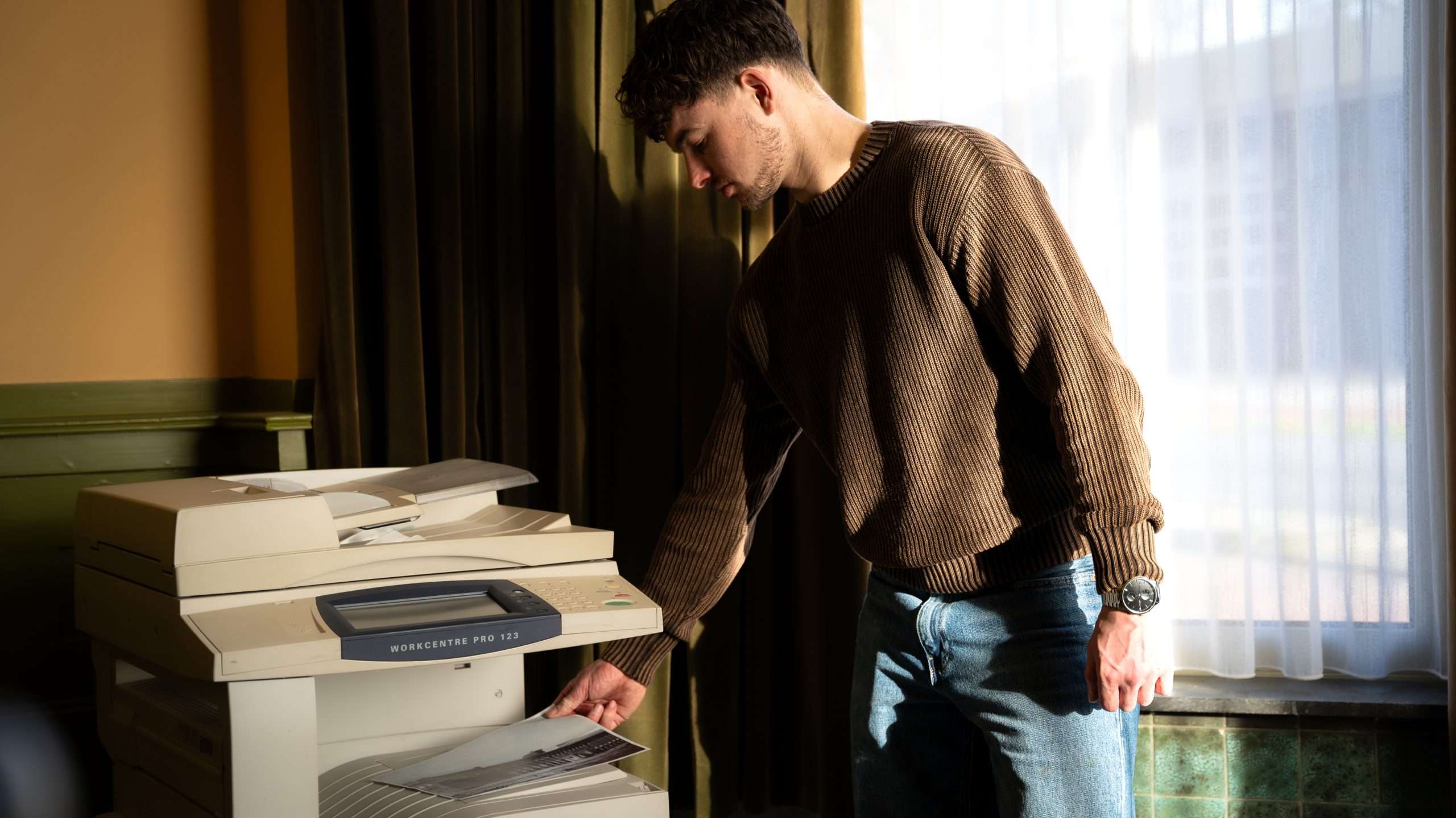 Man gebruikt printer.