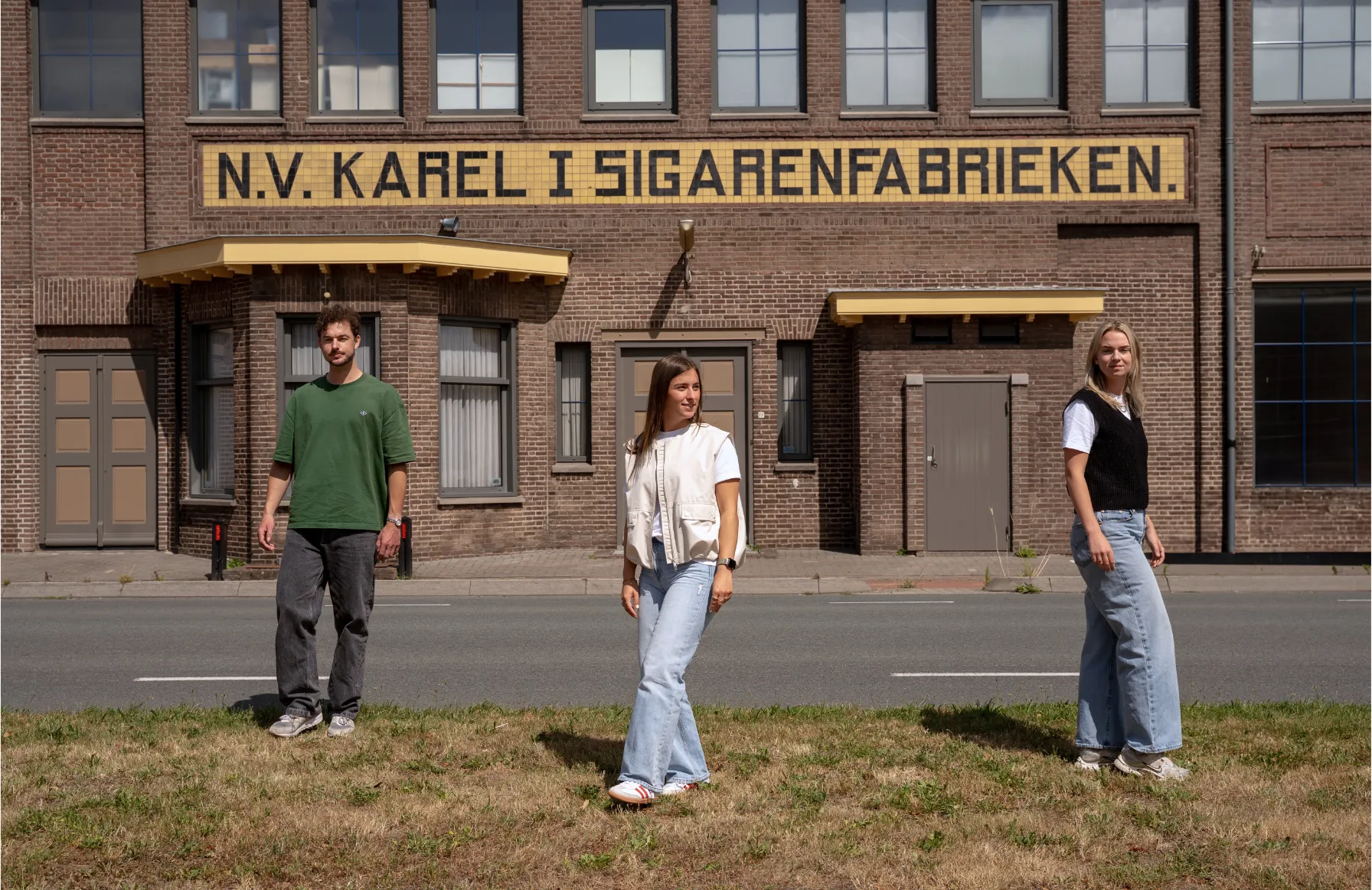 Team van Stimulon voor de oude sigarenfabriek in Reusel
