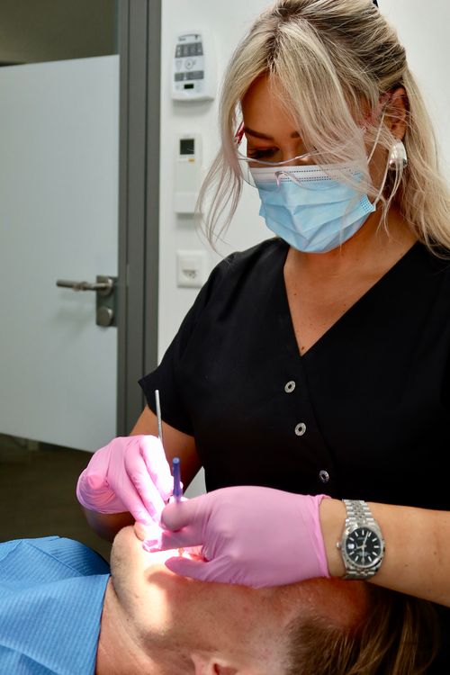 Patient entrant dans le cabinet dentaire EspaceDent Monthey, accueillant et moderne, situé en centre-ville.