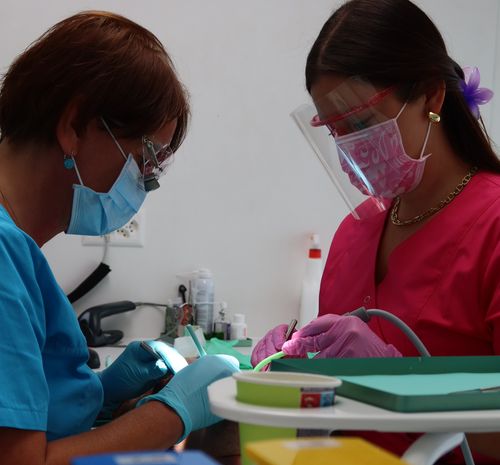 Deux praticiennes accueillant une patiente dans une salle de soins du cabinet dentaire EspaceDent à Monthey.