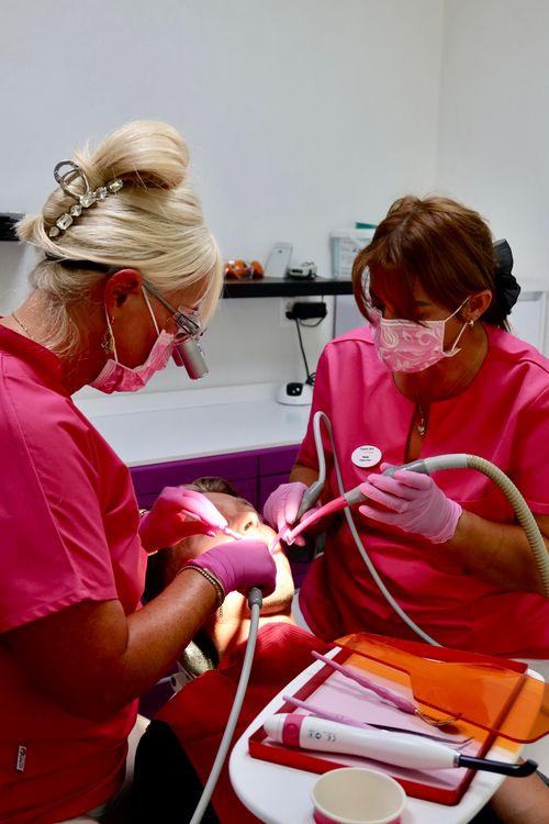 Deux praticiennes dont Dr Mona Troton en pleine pose d’implant dentaire, utilisant des techniques modernes en cabinet.